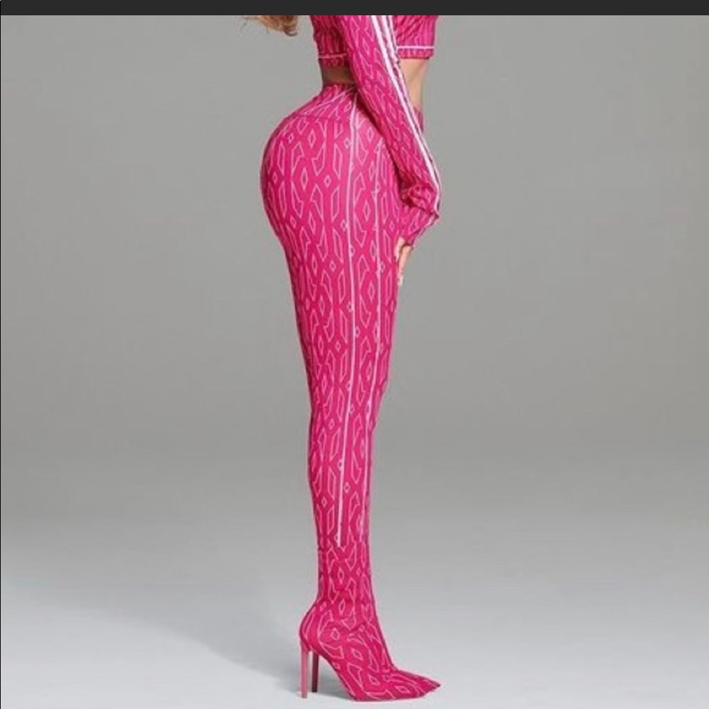 ❄️💕IVY PARK Icy Park Pink Monogram Tights in Large, never worn!